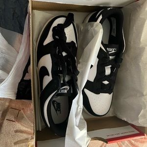 Nike low dunk panda 🐼 size 2Y